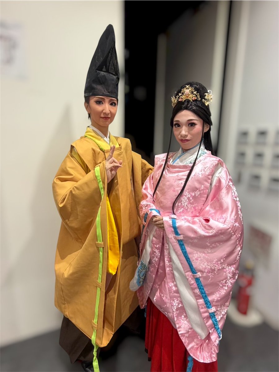 htb_revue's tweet photo. #ハウステンボス歌劇団大阪公演

明日のチケットのご購入は…

※お席がある場合は、当日、
劇場受付でも販売しておりますが、
事前の方が確実です😌
※残席僅かです💨

↓

https://t.co/4NhvyhMq4Y

会場のYes Theater @yes_theater 
は、なんばグランド花月のお隣‼️
大阪をエンジョイするに相応しい立地😆
後方からも見やすいです💕

ハウステンボス歌劇団といえば、、の

出演者とお客様との距離が近いLive感❣️

を体感いただける素敵な劇場です✨

-----

動画と画像は
本日の舞台裏、第二弾
☆*:.｡. o(≧▽≦)o .｡.:*☆

麗しの伶紫さまと馨子姫
土御門くんと白夜院さま

今回は
煌月りおカメラ🌙✨

#ハウステンボス歌劇団
#ハウステンボス歌劇団大阪公演