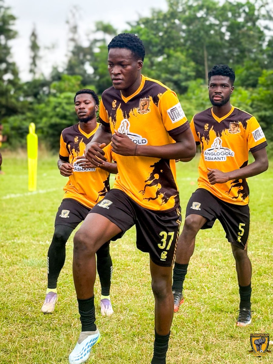 fcashantigold04's tweet photo. Training continues. 💪🏿⚽️

The boys are putting in the work as we prepare for the challenges ahead. 💛🖤

Focus. Discipline. Hard work. 🔥

#FCAshantigold #TheMiners #Training #FootballGhana https://t.co/VYgnsd7yn5