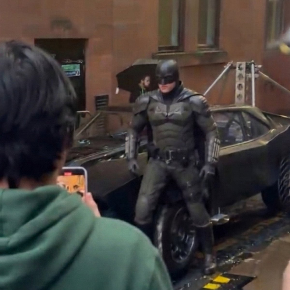 DAILYPLANETDCU's tweet photo. ¡¡BATTINSON!!
Primeras imagenes de Robert Pattinson con el traje completo en el set de #Thebatman2 https://t.co/AESc5bVQTw