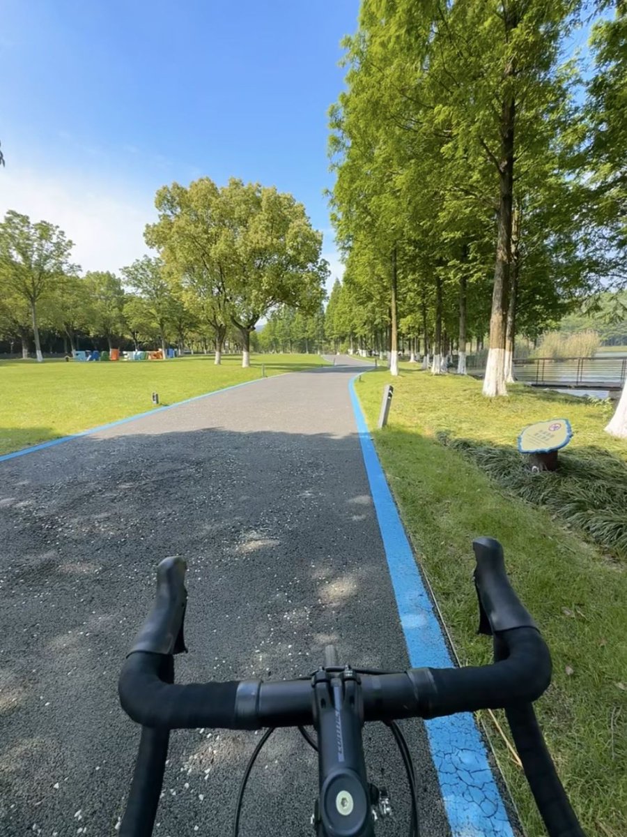 StanleyAzor5's tweet photo. Just finished a quick 10km evening bike ride around the lake! Fresh air and glowing sunset made it perfect. https://t.co/RRt9T6KbGe