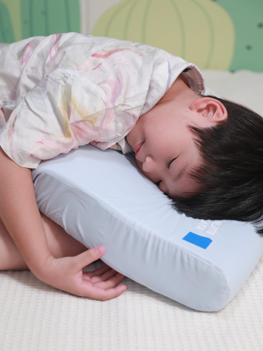 Pop60320636's tweet photo. [A lazy Sunday with my tiny sidekick  We built pillow forts, shared snacks, and laughed till our tummies hurt. Parenthood is all these little messy, warm moments]， https://t.co/XPLSo7GXKb