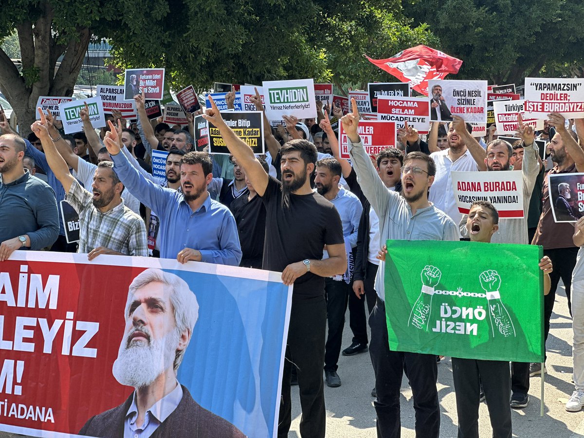FurkanhaberTR's tweet photo. Adana Emniyeti Önünde Gece Gündüz Bekleyiş Sürüyor!

Alparslan Kuytul Hoca, Semra Kuytul Hocahanım ve Furkan Hareketi mensuplarının gözaltına alınmasına tepki gösteren Furkan Hareketi mensupları, Adana Emniyeti önündeki bekleyişlerini sürdürüyor.

Gece boyunca emniyet çevresindeki kaldırımlarda ve refüjde bekleyen mensuplar, sabahın ilk saatleriyle birlikte yeniden sloganlarla seslerini duyurdu.

Hukuksuzluk karşısında geri adım atmayan Furkan Hareketi mensupları, “Hakkımızı aramaya, adalet talep etmeye devam edeceğiz” mesajı veriyor.

Gece de oradaydılar, sabah da… Vefa ve adalet talebiyle bekleyiş sürüyor.

SuçDeğil SusDosyası
AlparslanHoca Gözaltında
SemraKuytul Gözaltında
#AdanaEmniyeti