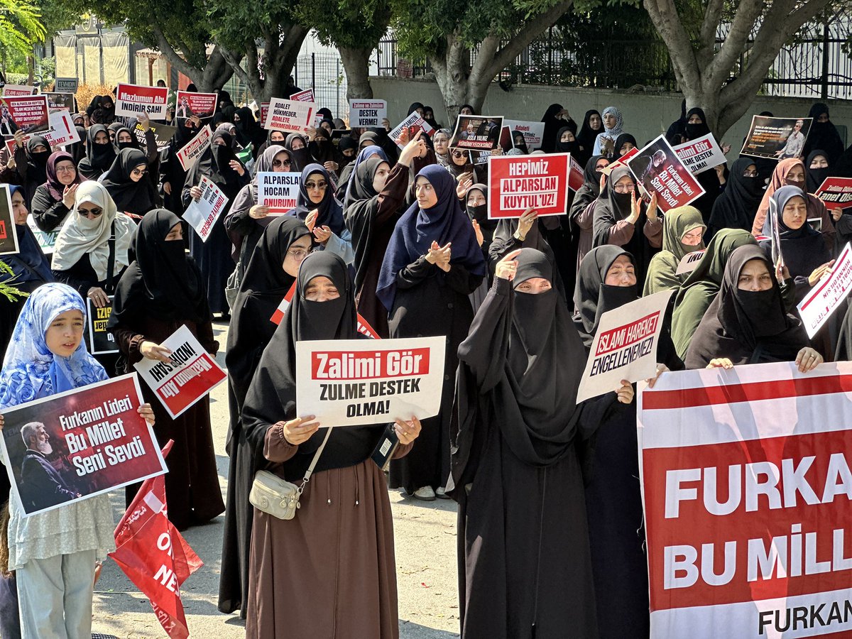 FurkanhaberTR's tweet photo. Adana Emniyeti Önünde Gece Gündüz Bekleyiş Sürüyor!

Alparslan Kuytul Hoca, Semra Kuytul Hocahanım ve Furkan Hareketi mensuplarının gözaltına alınmasına tepki gösteren Furkan Hareketi mensupları, Adana Emniyeti önündeki bekleyişlerini sürdürüyor.

Gece boyunca emniyet çevresindeki kaldırımlarda ve refüjde bekleyen mensuplar, sabahın ilk saatleriyle birlikte yeniden sloganlarla seslerini duyurdu.

Hukuksuzluk karşısında geri adım atmayan Furkan Hareketi mensupları, “Hakkımızı aramaya, adalet talep etmeye devam edeceğiz” mesajı veriyor.

Gece de oradaydılar, sabah da… Vefa ve adalet talebiyle bekleyiş sürüyor.

SuçDeğil SusDosyası
AlparslanHoca Gözaltında
SemraKuytul Gözaltında
#AdanaEmniyeti