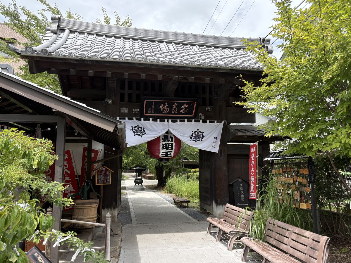 mayuchix's tweet photo. 成田山薬師寺 ぴんころ地蔵尊@佐久市

「あーはらへった」の帰り道、ぴんころ地蔵さんに立ち寄ってお参り。
参道のアンブレラスカイが綺麗でした☂️🌈 https://t.co/J7LX7JU8As