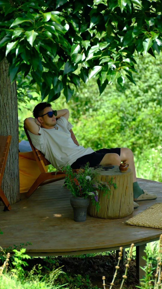 DuprLo2's tweet photo. Sipping iced coffee under the tree, no plans, just slow moments—this is how weekends were meant to be. ， https://t.co/Hw6rQngniY