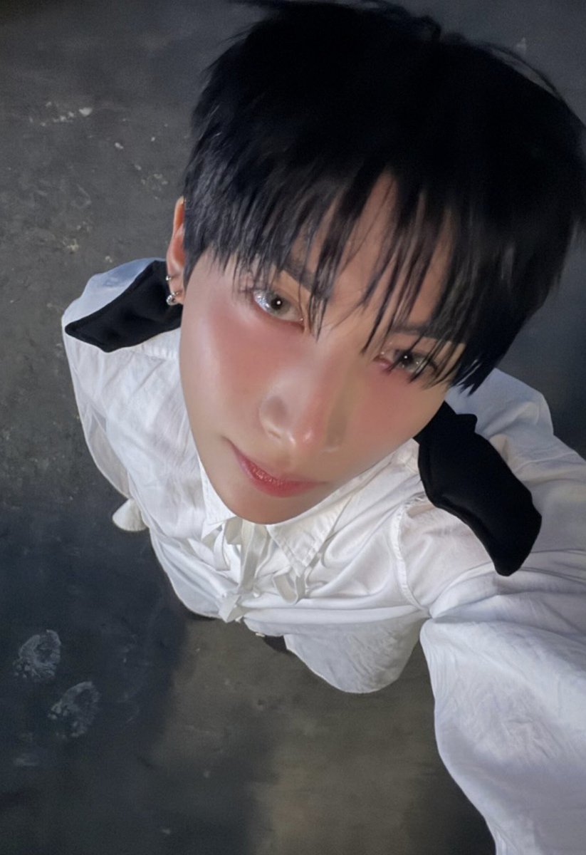 Kpopmap's tweet photo. Kitty showing off his claws

#NEXZ #Kpop #Yu https://t.co/x8MbHm4m9j