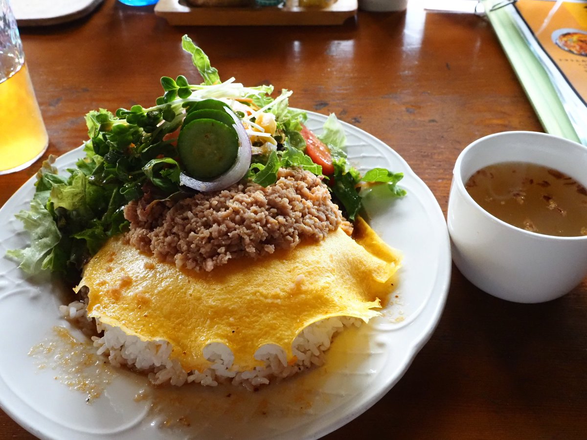 aosuke32's tweet photo. 気を取り直して、お昼はmonoで登場したブレーメンで、ロッキーライスを食べた！ご飯の上に薄焼き卵とそぼろが乗ったオリジナル料理でした！
そぼろが甘く、ご飯には野菜のドレッシングが染み込み、共にご飯が進む美味しさ👍これは旨かった！ https://t.co/VYRF7iRo0T