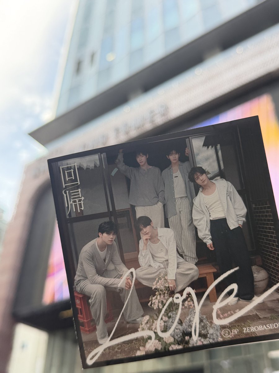 ZB1_jp's tweet photo. ZEROBASEONE Japan 2nd EP
 『回帰𝐿𝑂𝑉𝐸』発売記念🎐

リリース記念フリーライブ in 新宿歌舞伎町 開催決定✨
(もしかしたら…スペシャルゲストも…？🎹)

📍 場所
新宿東急歌舞伎町タワー前シネシティ広場

⏰開演
本日8/20(木) 19時予定
※オールスタンディング(立ち見)での開催となります。

以下NEWS内に記載の注意事項をご確認のうえ、お越しください🍉
🔗 https://t.co/GFmeKA0uTQ

会場周辺に多くの方が集まり混雑が発生した場合は、安全上の理由によりライブを中止する可能性がございます。皆さまに安全にライブをお楽しみいただけるよう、ご理解・ご協力をお願いいたします🙇‍♀️

#ZEROBASEONE #ZB1
#回帰LOVE
#イグジステンス #ZEROBASEONE_イグジステンス