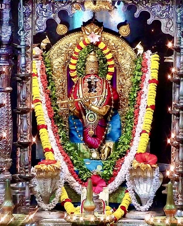maroorpandu's tweet photo. Today's Shree Mahalasa Narayani Murlidhar Alankar Pooja @ Mardol
#templesofgoa
#GSBtemples
#MAHALASA https://t.co/lOpQO6NcxO