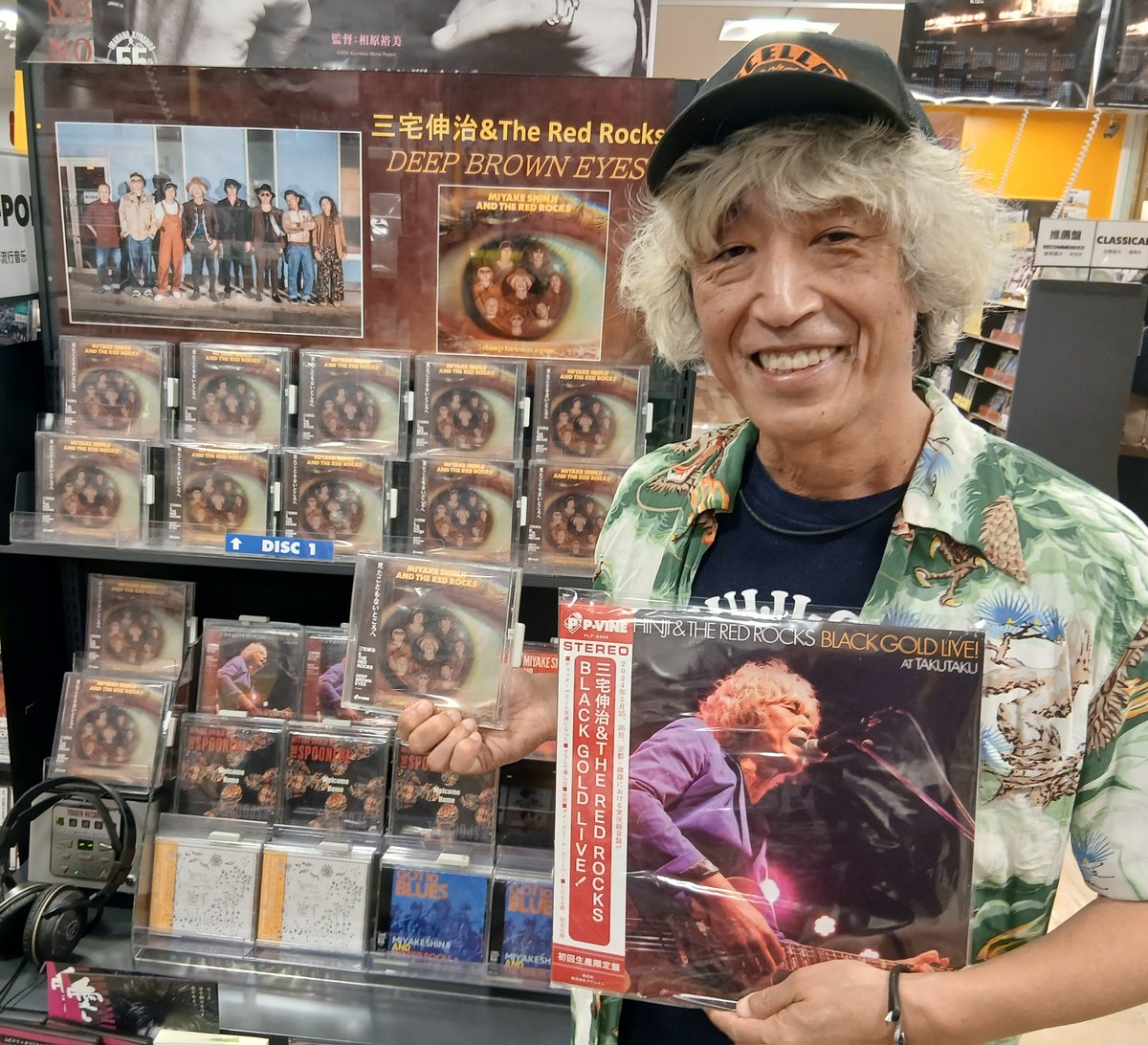 TOWER_Kichijoji's tweet photo. 【#三宅伸治＆THE RED ROCKS】 
new オリジナルアルバム『Deep Brown Eyes』を発表した三宅伸治さんがご来店‼
店頭のメッセージも頂きました‼

”三宅さんのお膝元”吉祥寺パルコ店では限定特典運用中☞https://t.co/EmlQbv0uER 

凄腕揃いの[THE RED ROCKS]極上のバンドサウンドを是非アルバムで‼ https://t.co/2EOiFg02oK