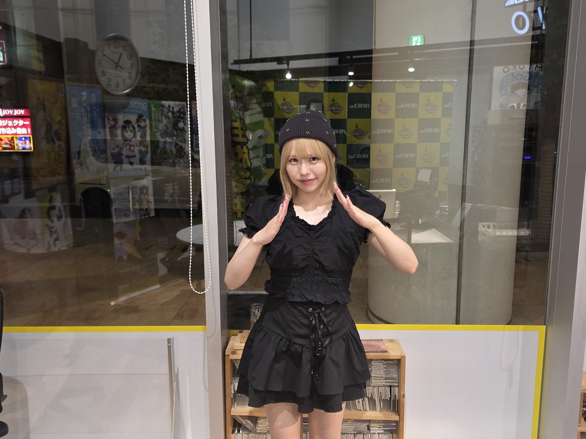 fm843_slt84's tweet photo. 今日は20時から収録放送！

写真はなぜか臨戦態勢のかほりんです😂

と思いきやこれは【8期ポーズ】とのことでした笑

まだまだ知識が浅くてすみませんとスタッフは平謝りです笑

そんな楽しい雰囲気のさとかほLABをお楽しみにー！

​📻 https://t.co/Sw12a6HekL
​
#さとかほLAB 
#佐藤佳穂 https://t.co/uLf995Ujs6