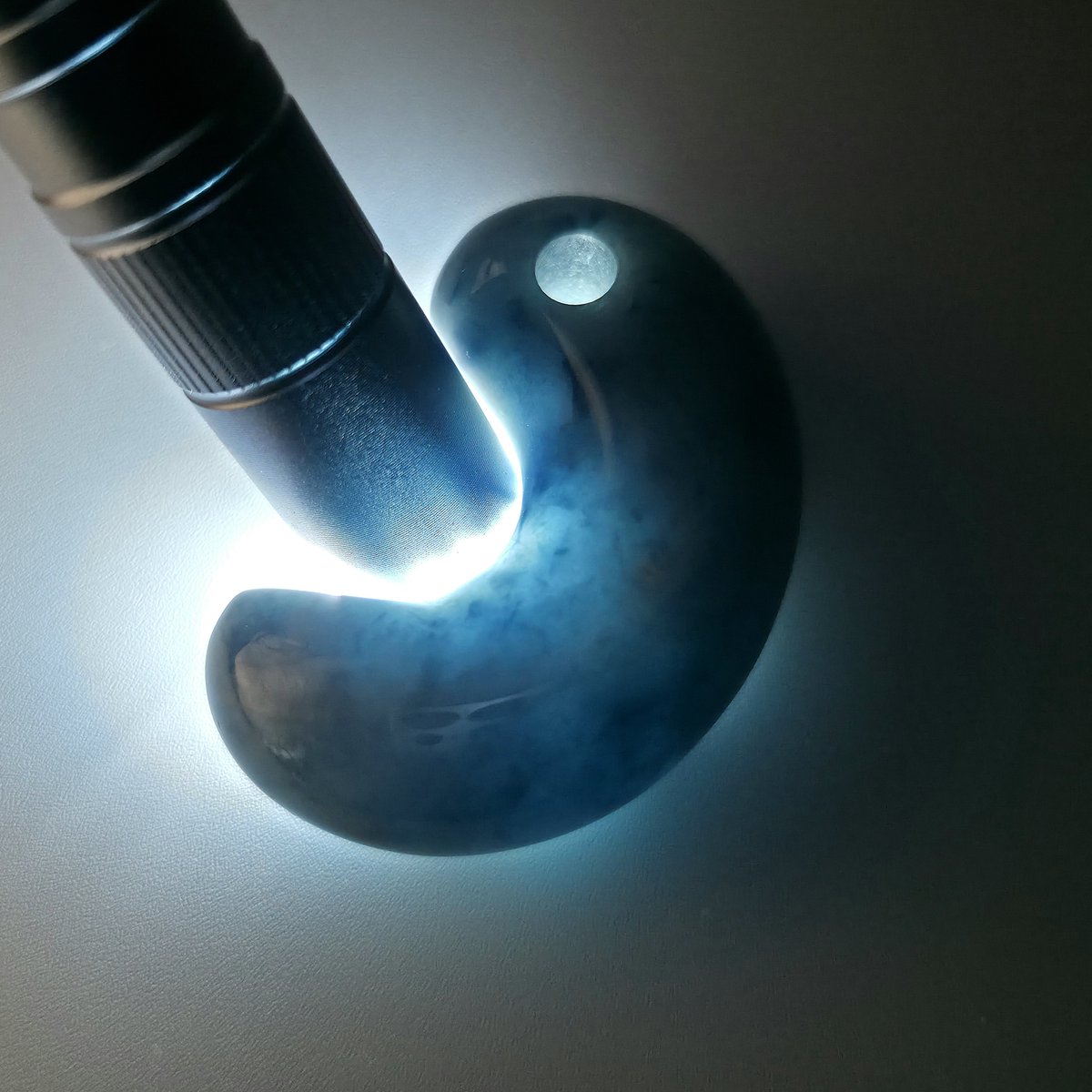 hisui_house's tweet photo. 糸魚川翡翠は日本の国石であり日本最古の宝石です

入コン沢:勾玉:糸魚川翡翠
石質・艶・透過の良い美しい翡翠

・産地　糸魚川小滝産
・サイズ　約長さ45㍉: 高さ30㍉: 厚さ17㍉
・重さ　約39g
・色　　入コン沢青色

#糸魚川翡翠工芸家赤羽可行BASE
#糸魚川翡翠勾玉 https://t.co/6IQkjSkTII