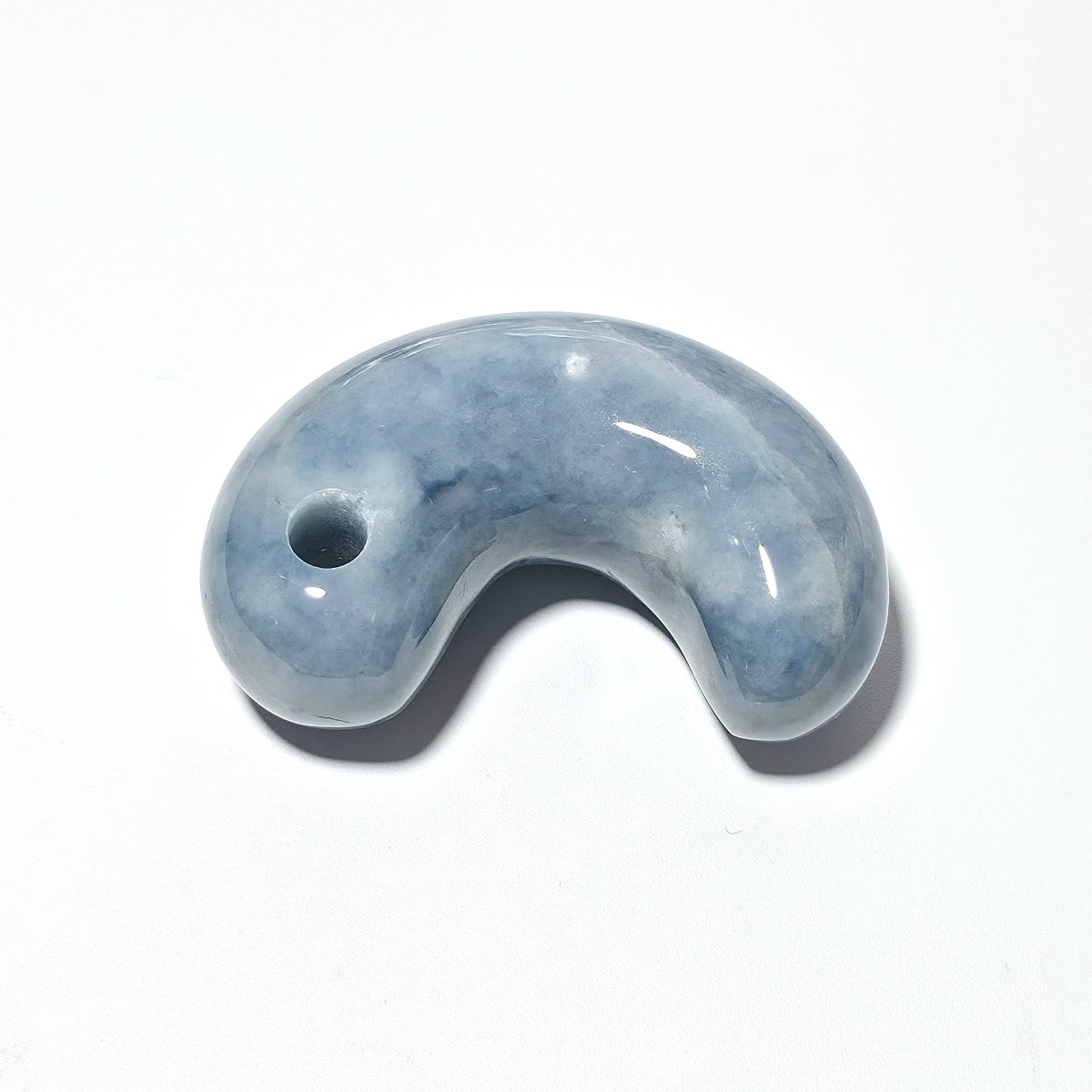 hisui_house's tweet photo. 糸魚川翡翠は日本の国石であり日本最古の宝石です

入コン沢:勾玉:糸魚川翡翠
石質・艶・透過の良い美しい翡翠

・産地　糸魚川小滝産
・サイズ　約長さ45㍉: 高さ30㍉: 厚さ17㍉
・重さ　約39g
・色　　入コン沢青色

#糸魚川翡翠工芸家赤羽可行BASE
#糸魚川翡翠勾玉 https://t.co/6IQkjSkTII