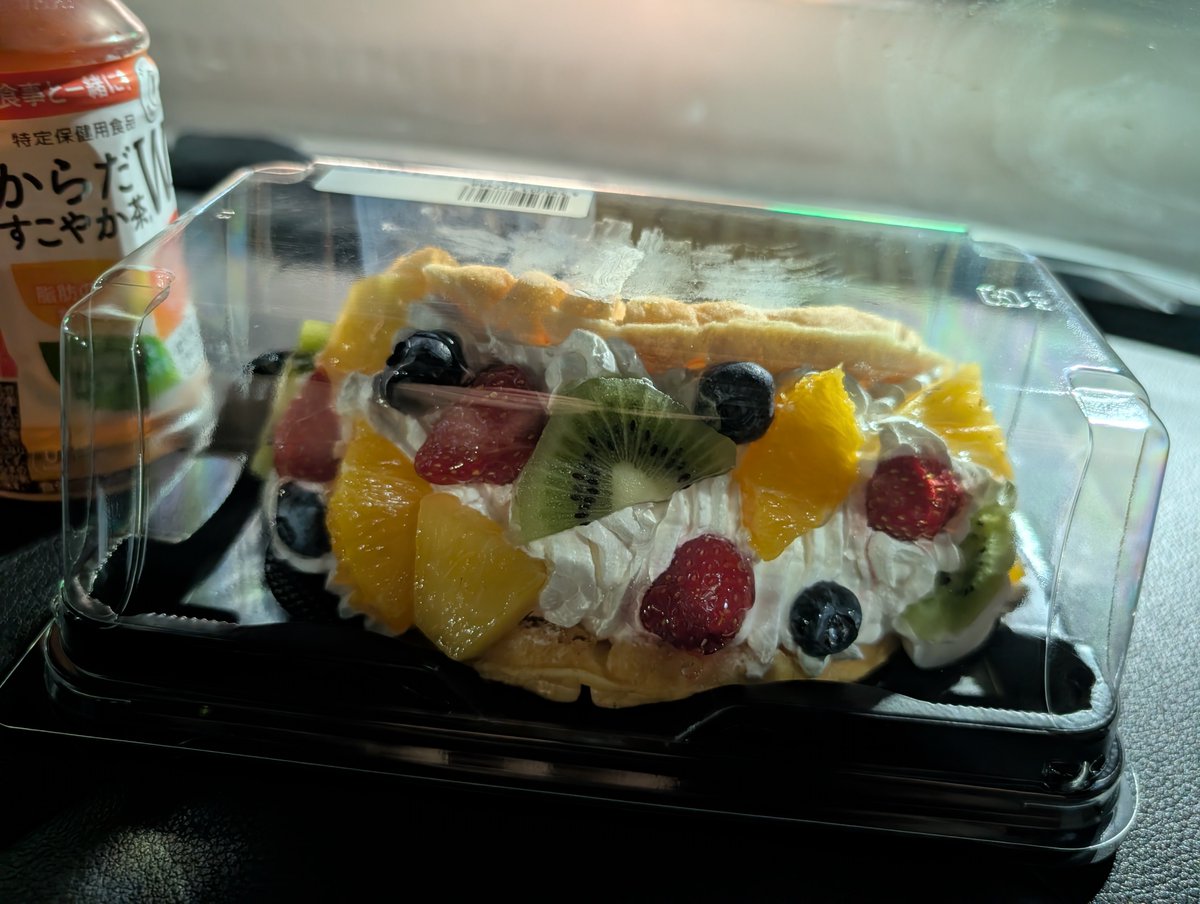 FuwaMitsuki's tweet photo. 岩手県の盛岡の果物販売店の数量限定スイーツ（ワッフル）

味も見た目も美味しい、内部には太いバナナが仕込まれていて食べ応えもあります

#味甘月 https://t.co/1IiRmJqRzQ