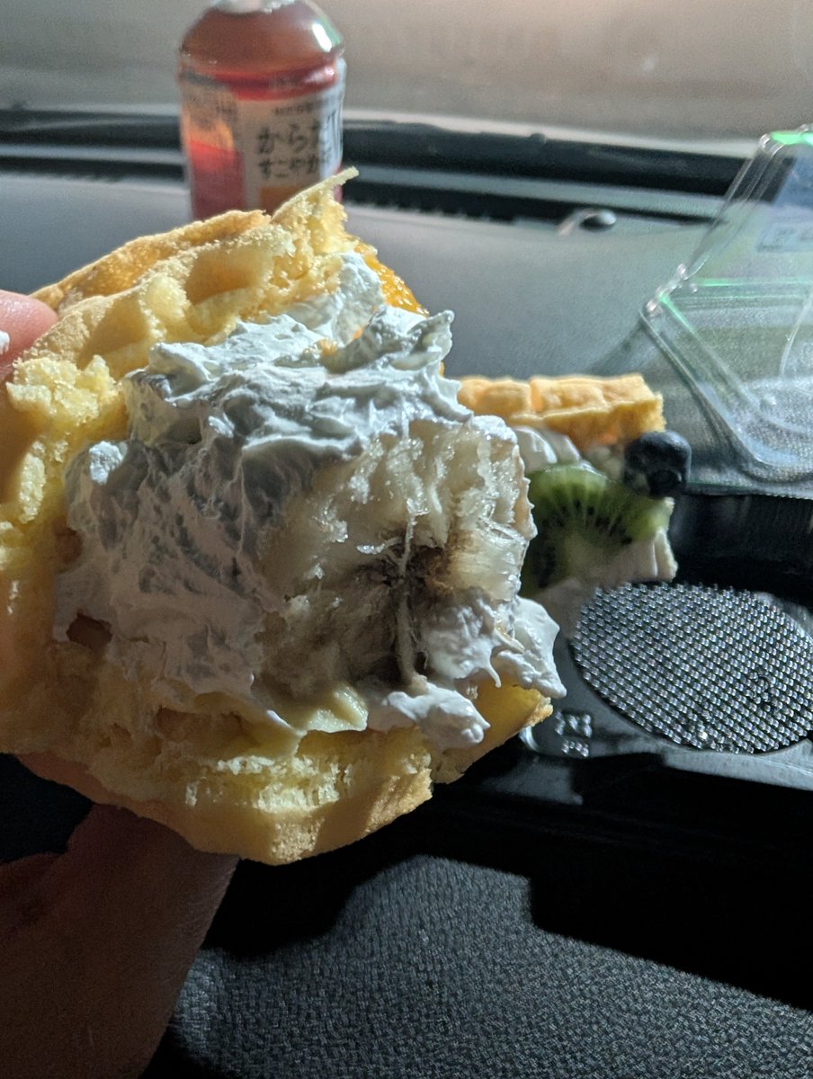 FuwaMitsuki's tweet photo. 岩手県の盛岡の果物販売店の数量限定スイーツ（ワッフル）

味も見た目も美味しい、内部には太いバナナが仕込まれていて食べ応えもあります

#味甘月 https://t.co/1IiRmJqRzQ