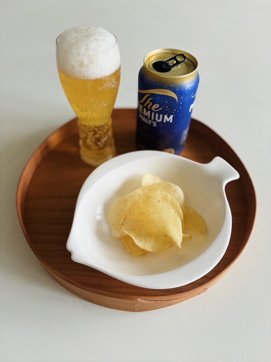 ginyoudo's tweet photo. 白黒ポテチと言われているのかしら。
カルビーの「石油原料節約パッケージ」のポテトチップス。

白黒パッケージを考えた人も、パッケージにお絵描きを始めた人も。アイデアに脱帽です。

パッケージに字やら絵を描いている時間があったら、競書を書けばいいのにね。それがなかなか…。

閑話休題。

最近ようやく、話題の品を求めることができまして。
美味しいビールと共に、ぱりぱり。

トレーは、山道盆です。

ginyoudoオリジナル商品で、木工作家の森田彰良さんにご制作頂いている茶道用のお盆です。

気持ちが穏やかになるような、穏やかな山道。
亜麻仁オイルと蜜蝋ワックス仕上げの深いお色。

ビール片手にやはり綺麗だな、と。
お気に入りに触れ、美味しいものいただいて。

お３時とはまた違う。
心ほぐれる時間です。

#カルビー
#calbee 
#山道盆
#カルビーポテトチップス
#サントリープレミアムモルツ香るエール 
#サントリー
#シェーカー茶道具
 https://t.co/YnDK0aROm2