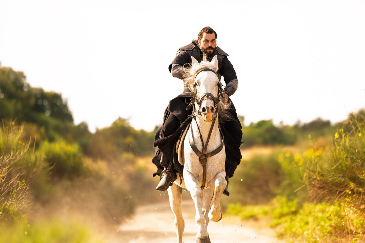 TvDunyasii's tweet photo. Yeni sezonda atv’de yayına girecek olan Bozdağ Film imzalı yeni dizi #AşkveTaht’ın ilk tanıtımı izleyiciyle buluştu.
 
Selçuklu’yu tarihin doruklarına yükselten Sultan Alaeddin Keykubat ile Alanya Prensesi Destina’nın düşmanlıktan ölümsüz bir aşka uzanan gerçek hikâyesini ekrana taşımaya hazırlanan dizi, yayınlanan ilk görüntüleriyle büyük merak uyandırdı.
 
Tanıtım, paylaşılmasının ardından sosyal medyada kısa sürede geniş kitlelere ulaşarak milyonlarca kez izlendi; on binlerce beğeni ve yorum alarak gündemin konuşulan başlıkları arasına girdi.