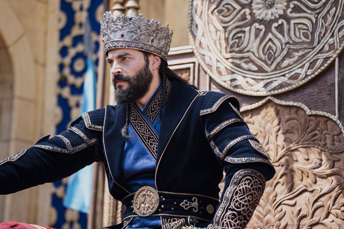 TvDunyasii's tweet photo. Yeni sezonda atv’de yayına girecek olan Bozdağ Film imzalı yeni dizi #AşkveTaht’ın ilk tanıtımı izleyiciyle buluştu.
 
Selçuklu’yu tarihin doruklarına yükselten Sultan Alaeddin Keykubat ile Alanya Prensesi Destina’nın düşmanlıktan ölümsüz bir aşka uzanan gerçek hikâyesini ekrana taşımaya hazırlanan dizi, yayınlanan ilk görüntüleriyle büyük merak uyandırdı.
 
Tanıtım, paylaşılmasının ardından sosyal medyada kısa sürede geniş kitlelere ulaşarak milyonlarca kez izlendi; on binlerce beğeni ve yorum alarak gündemin konuşulan başlıkları arasına girdi.