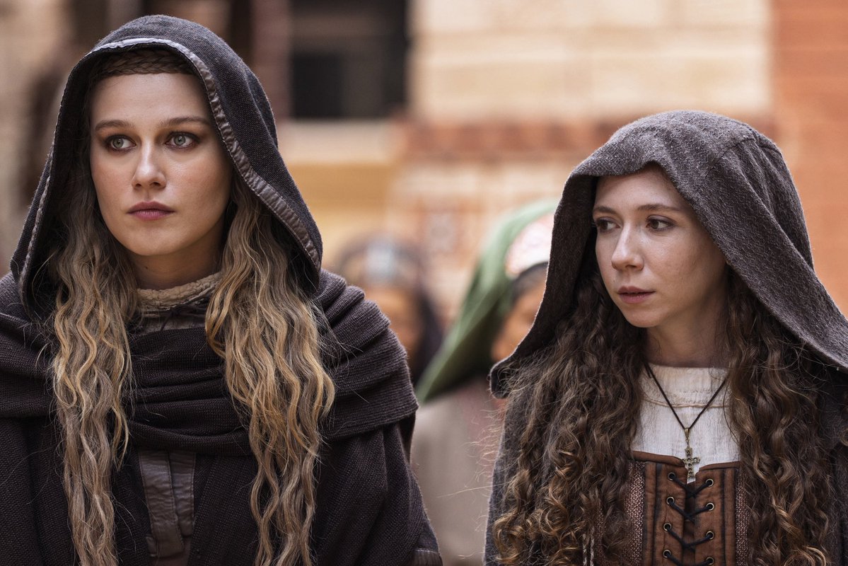 TvDunyasii's tweet photo. Yeni sezonda atv’de yayına girecek olan Bozdağ Film imzalı yeni dizi #AşkveTaht’ın ilk tanıtımı izleyiciyle buluştu.
 
Selçuklu’yu tarihin doruklarına yükselten Sultan Alaeddin Keykubat ile Alanya Prensesi Destina’nın düşmanlıktan ölümsüz bir aşka uzanan gerçek hikâyesini ekrana taşımaya hazırlanan dizi, yayınlanan ilk görüntüleriyle büyük merak uyandırdı.
 
Tanıtım, paylaşılmasının ardından sosyal medyada kısa sürede geniş kitlelere ulaşarak milyonlarca kez izlendi; on binlerce beğeni ve yorum alarak gündemin konuşulan başlıkları arasına girdi.