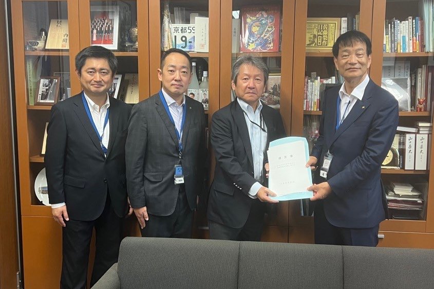 ubecity_mayor's tweet photo. 8/20（木）
本日、東京出張。
中国地方の道路整備を促進するため、中国国道協会の理事として役員の皆様とともに衆議院議員会館と参議院議員会館を訪問し、要望活動を行いました。
#宇部市長の活動報告 https://t.co/IbrGVFQzCt