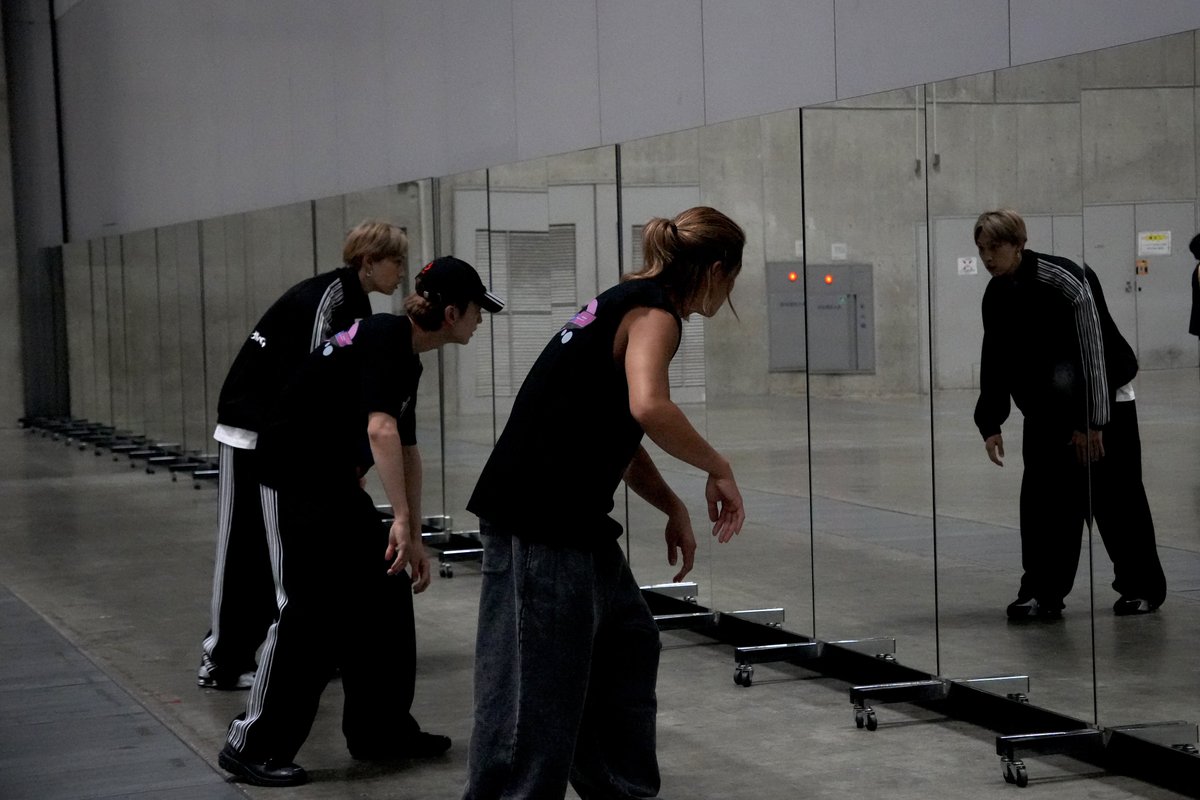 fantastics_fext's tweet photo. ＼⚡️#BATTLEOFTOKYO 開催まであと3日⚡️／

#BOT 
REHEARSAL PHOTO 📸

BATTLE OF TOKYO 〜RE:BIRTH〜
🗓8/23〜26
📍ららアリーナ 東京ベイ
🔗 https://t.co/72Zhn3lki8

お楽しみに⚔️

#FANTASTICS 
@BattleOfTokyo
#BOT #Astro9 https://t.co/KwytlTljAx