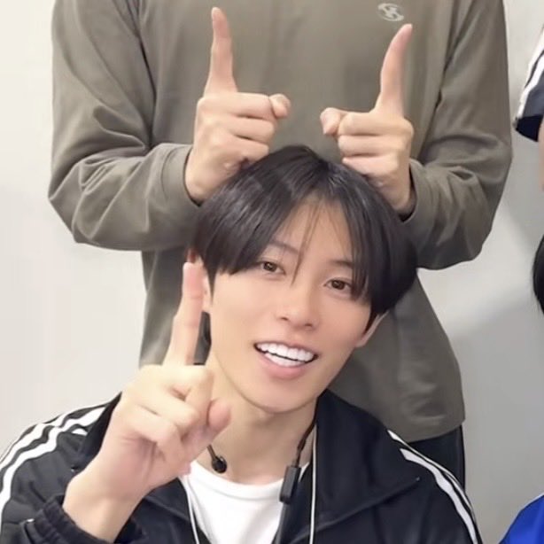 ryoga_superidol's tweet photo. いっさに👹にされてる亮賀かわいい〜って思ってたら特大上目遣いきてオレの歯茎は丸出しに🫂 https://t.co/Xl3nADo3Op