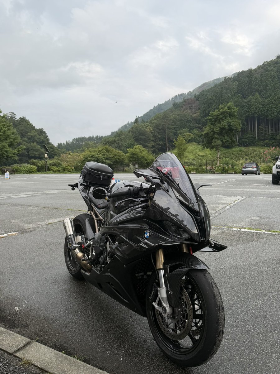 k16_kei's tweet photo. お天気雨☂️の様なパラパラ小雨が降り出したので、小菅へ休憩に行ったのだけれど、今日は平日。
ソフトクリーム🍦は早くしまってました🥹
物産店も後１０分、ついつい食いしん坊なのであれこれ買ってしまいました。
でも、これはこれで美味しい😋 https://t.co/9vaNEhsjcN