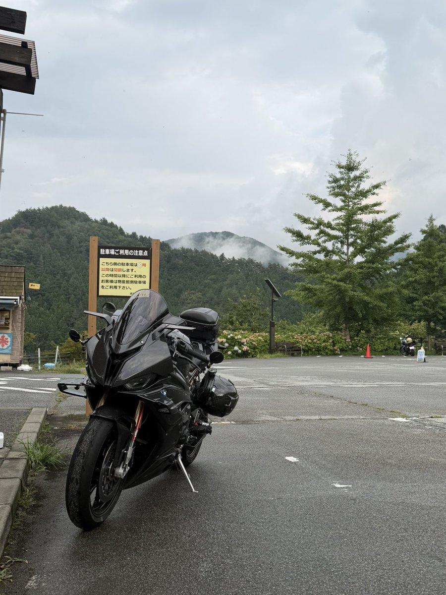 k16_kei's tweet photo. お天気雨☂️の様なパラパラ小雨が降り出したので、小菅へ休憩に行ったのだけれど、今日は平日。
ソフトクリーム🍦は早くしまってました🥹
物産店も後１０分、ついつい食いしん坊なのであれこれ買ってしまいました。
でも、これはこれで美味しい😋 https://t.co/9vaNEhsjcN