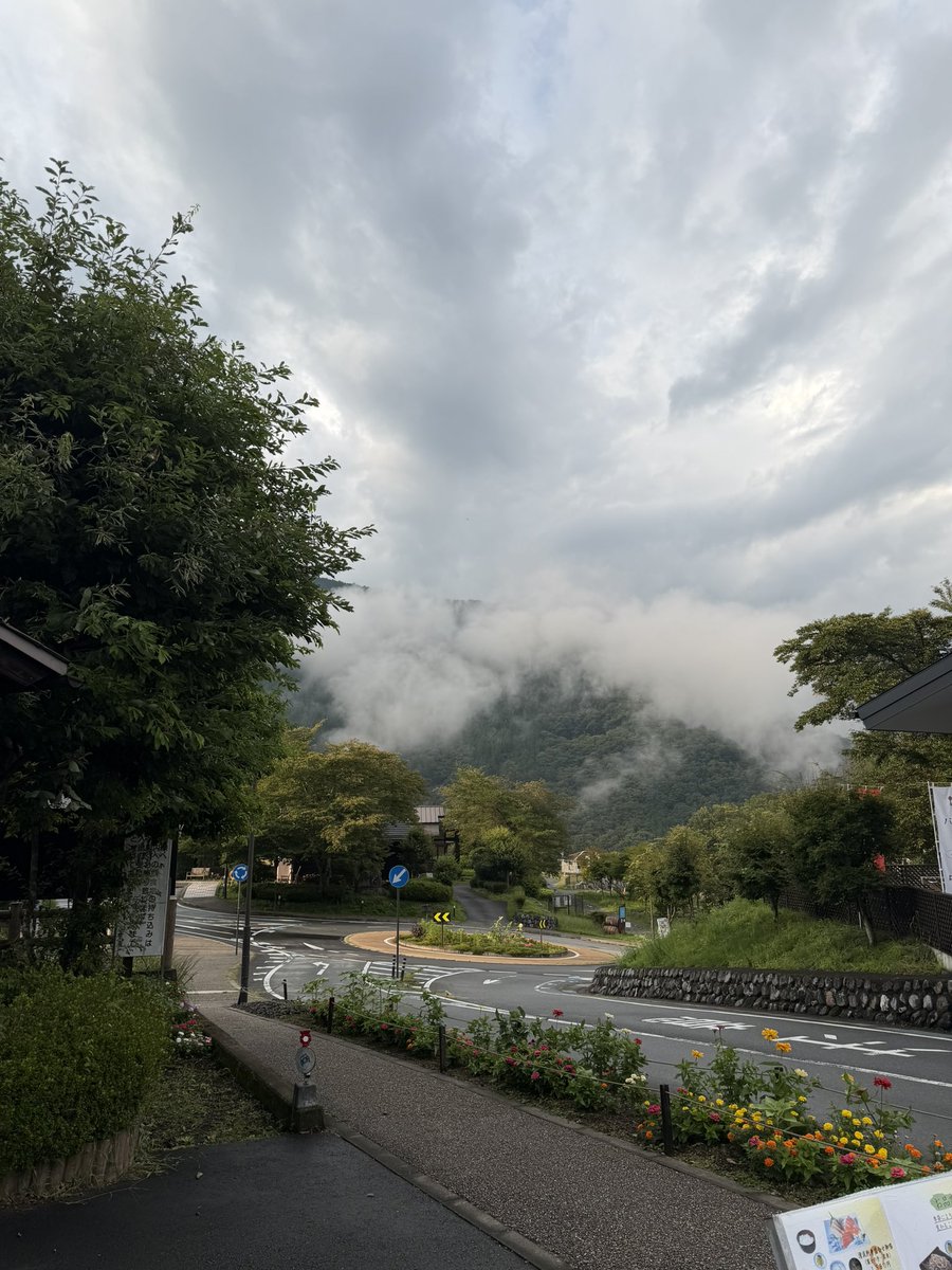 k16_kei's tweet photo. お天気雨☂️の様なパラパラ小雨が降り出したので、小菅へ休憩に行ったのだけれど、今日は平日。
ソフトクリーム🍦は早くしまってました🥹
物産店も後１０分、ついつい食いしん坊なのであれこれ買ってしまいました。
でも、これはこれで美味しい😋 https://t.co/9vaNEhsjcN