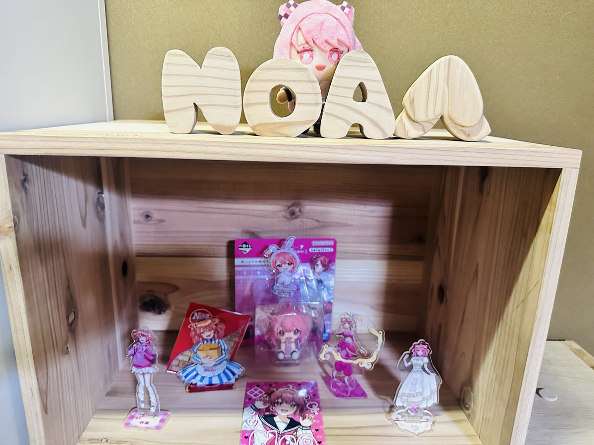 Eimi04's tweet photo. 棚と「NOA🍑」を木で手作りしてみました！！
本当に作るの初めてで不恰好ですがお気に入りのができて感激です✨
これからひな壇みたいなのを付けてかわいい祭壇にしたいなとおもってます☺️
この棚に推しグッズが増えていくと思うとニヤニヤが止まりません😁
#からぴち　#手作り祭壇　#のあさん推し https://t.co/qdCjVxit1E