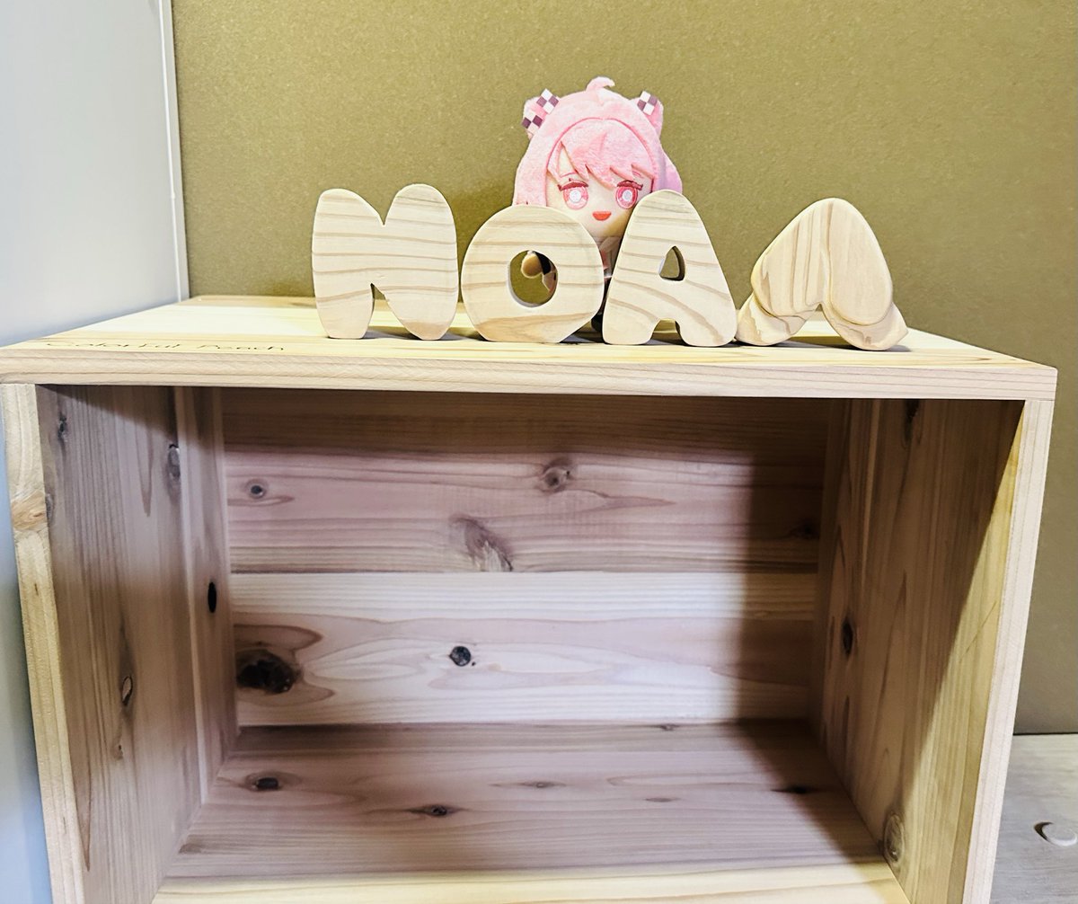 Eimi04's tweet photo. 棚と「NOA🍑」を木で手作りしてみました！！
本当に作るの初めてで不恰好ですがお気に入りのができて感激です✨
これからひな壇みたいなのを付けてかわいい祭壇にしたいなとおもってます☺️
この棚に推しグッズが増えていくと思うとニヤニヤが止まりません😁
#からぴち　#手作り祭壇　#のあさん推し https://t.co/qdCjVxit1E