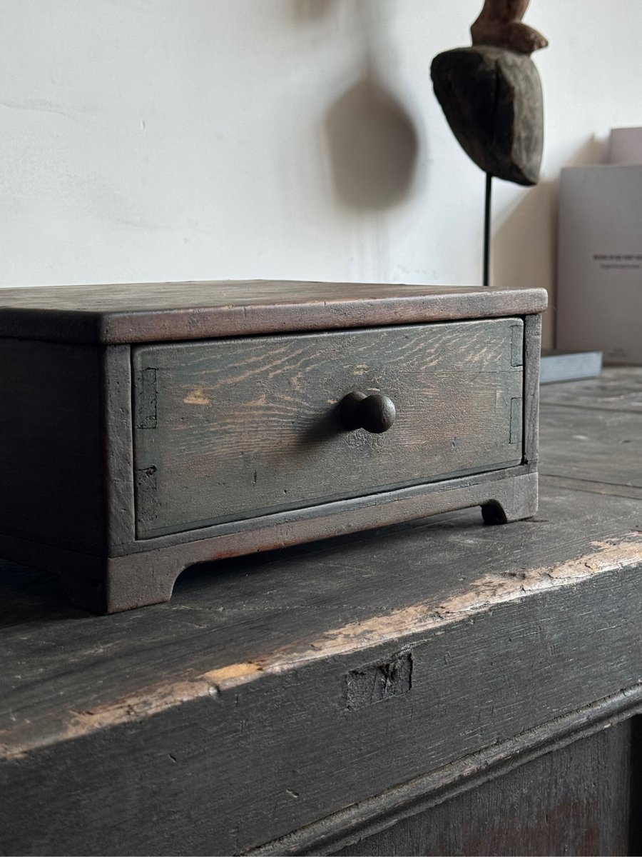 MintaHcomiskey's tweet photo. Tired of cluttered old stuff Set aside 15 mins daily to sort them—you’ll free up space and find hidden gems! https://t.co/tqUFbI6saV
