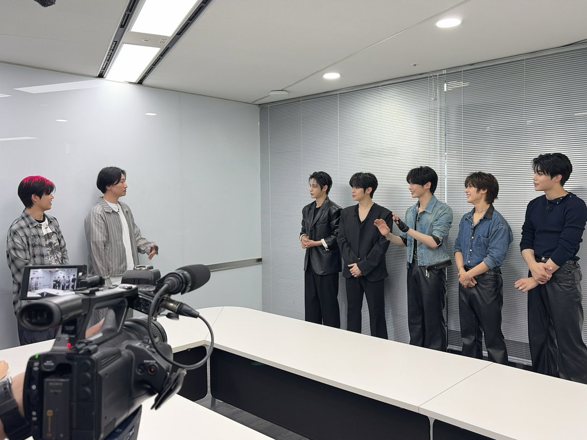 MZINE_tvasahi's tweet photo. 🎵#MZINE エンジン📕
⏰きょう深夜1:30放送 ※一部地域を除く
※放送時間変更の可能性あり

◸最新K-POPのヒミツ 弾丸取材ツアー第❷弾◿
#ZEROBASEONE 特別密着 後半戦!!

メンバーが個性あふれる特技を続々披露😘🍋
若井とSPダンスコラボも🕺

さらに！ #ALPHADRIVEONE と遭遇🏎️💨

弾丸取材ツアーの放送もいよいよラストです🥲
最後までお見逃しなく⟡⁺

#若井滉斗(#MrsGREENAPPLE)
#山添寛(#相席スタート)
#林美桜(テレビ朝日アナウンサー)
@ZB1_jp @ALD1_jp @AORINGOHUZIN @aisekistart @miou_tvasahi