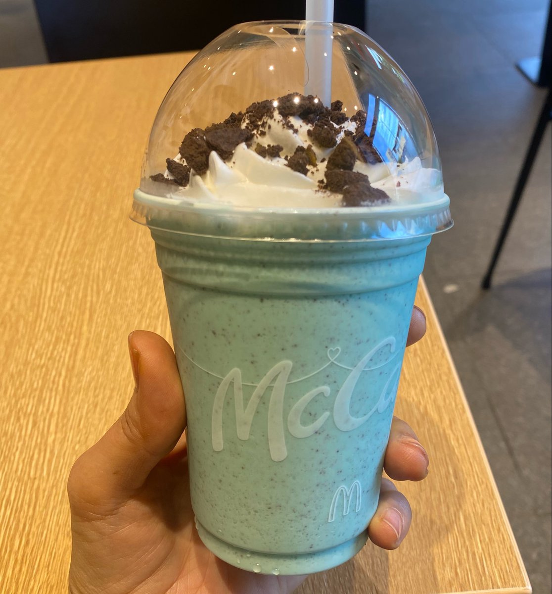 kuromamesiva's tweet photo. マクドナルド
クッキー&amp;チョコミントフラッペ

19日から発売だそうで
整形リハビリ待ちにいただきました
リハビリで温めに行くのに
身体冷え冷えになりましたわ

イートイン540円
スタバやGODIVAに慣れるとメッチャ手頃やん。リピ全然いける。 https://t.co/VBoYhmFKUa