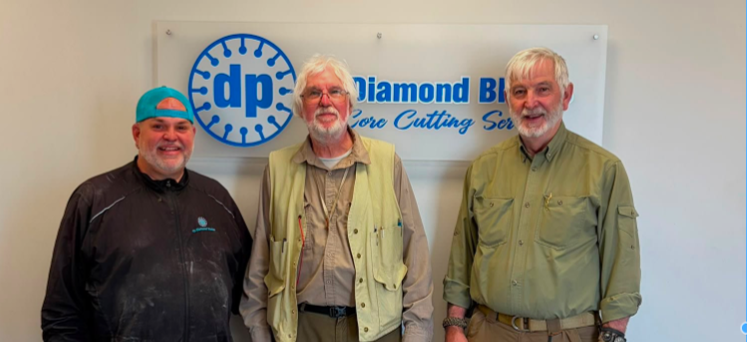 FirstClassMetal's tweet photo. 🔬 Experience. Expertise. Exploration.

CEO Marc Sale and Geologist Chris Cooper previously worked alongside ‘Diamond’ Dave Pykari at Landore Resources, where they were involved in the exploration and discovery of the ‘VW’ nickel and ‘BAM’ gold zones.

Yesterday, the team reunited at DP Diamond Blades, where Chris and Marc reviewed the core-cutting facilities. The facility is set to process 200,000m of core over the next 12 months.

📸 Pictured: ‘Diamond’ Dave Pykari, owner of DP Diamond Blades (left), Geologist Chris Cooper (centre) and FCM CEO Marc Sale (right).

#FirstClassMetals #FCM #Kerrs #GoldExploration #Ontario #MineralExploration #Geology #CoreLogging