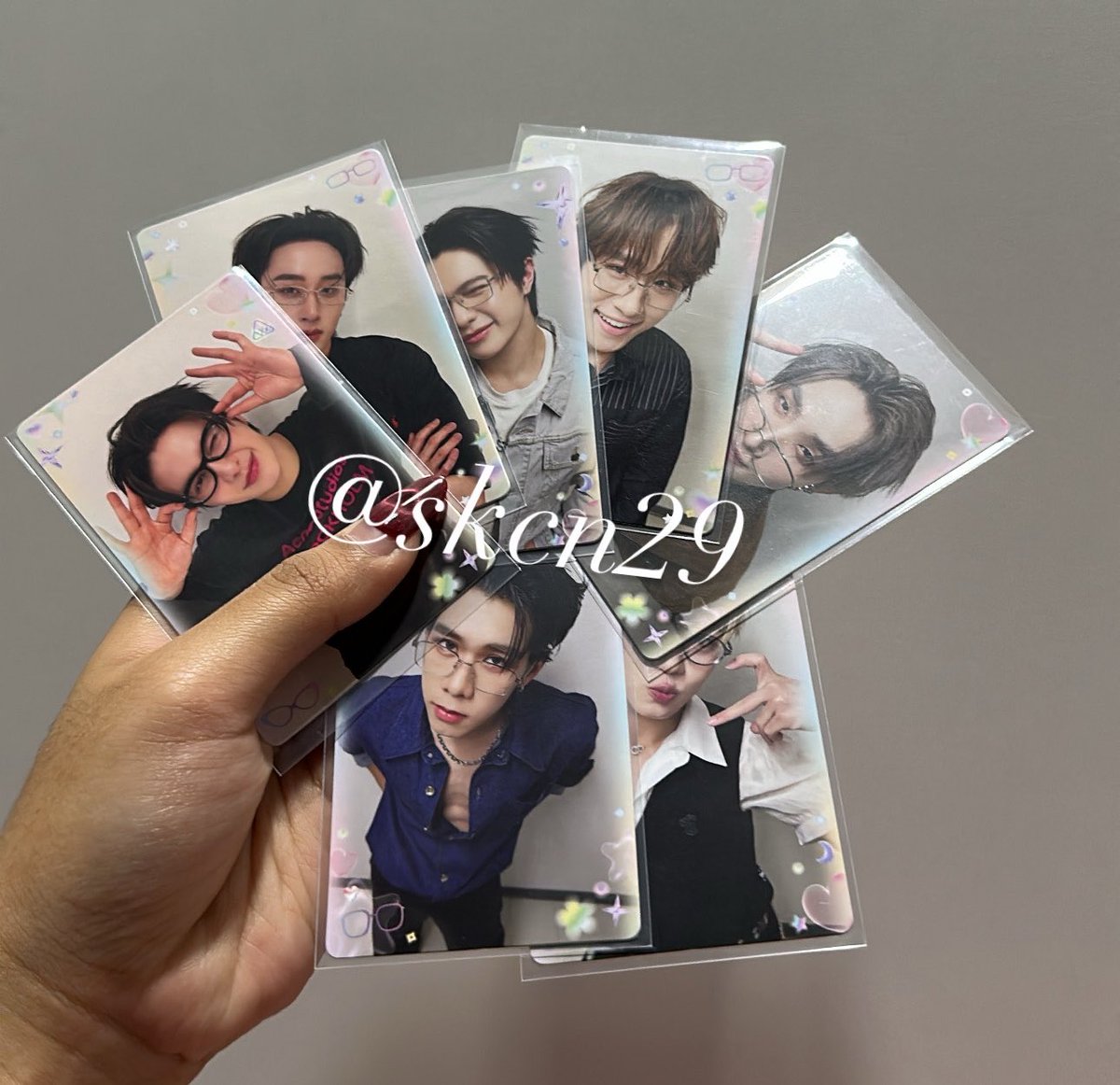 SKCN29's tweet photo. ถ้ากดบั���รคอนไลแคนโซน 55 กับเฟิสอีพีรักบ้าโซน 25 ทัน จะแจกการ์ดเซ็ต LYKNEST (7ใบ) 1 คน🙌🏻🩵⭐️

((สงวนสิทธิ์ให้เฉพาะไล้ยูที่เป็นเวสตี้ เท่านั้น‼️)) https://t.co/hrcqCLmHSy