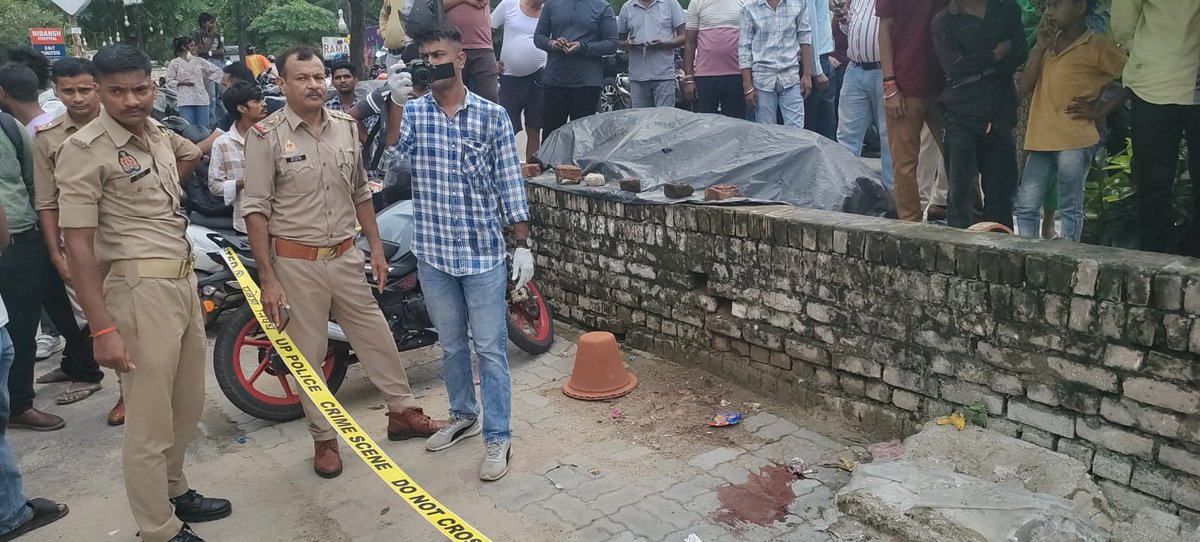 6TVBharat's tweet photo. लखनऊ में मिठाई वाले चौराहे के पास आईसीआईसीआई बैंक में काम करने वाली दिव्या मिश्रा को पति ने गोली मारकर मौत के घाट उतार दिया गया... दिव्या को कॉल करके बैंक से बाहर बुलाया गया था...जानकारी के अनुसार पति ने खुद को भी गोली मार ली है... 
 
@lkopolice @Uppolice #BREAKING #CRIMENEWS https://t.co/nEObEB914J
