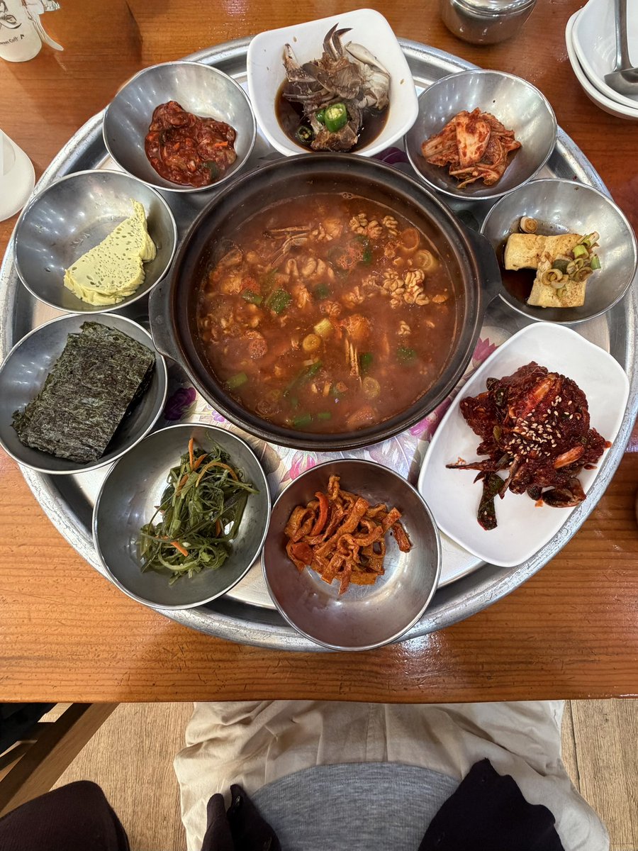 qambllvd's tweet photo. 하남꽃게장백반

흠잡을데없이 맛있어서 싹싹 다 비웠어요   분홍소세지부침도 먹어보라고 내주셨어~~   반찬 하나하나 다 맛있고  무엇보다 광주 있는동안 어느 식당을 가도 중국산 김치를 찾아볼 수 없어서 굉장히 마음에들었다   ^w^ https://t.co/LiToeulszh