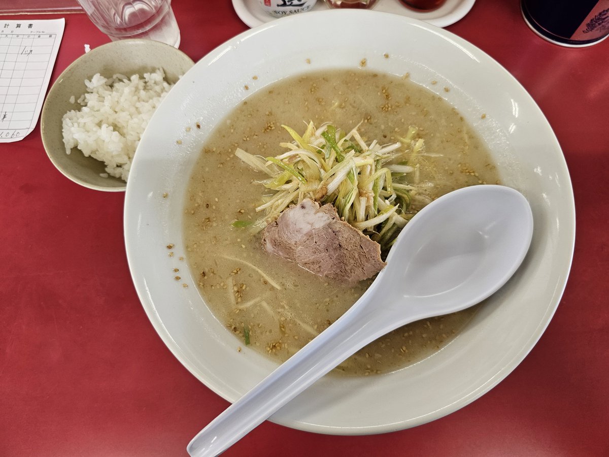 susepoti's tweet photo. ねぎ塩ラーメン＋半ライス@ラーメンショップ弘前
久しぶりのラーショは塩！ライトながら不足感のない豚骨スープは円やかで美味しい🍜ニンニクはもちろん、シャキシャキネギが抜群に合う😁やはりラーショにはネギですね👏ご飯にネギのせて作るセルフねぎ丼も大満足🍚弘前ラーショでは塩が一番好きかも！ https://t.co/H5xLc0bi7u