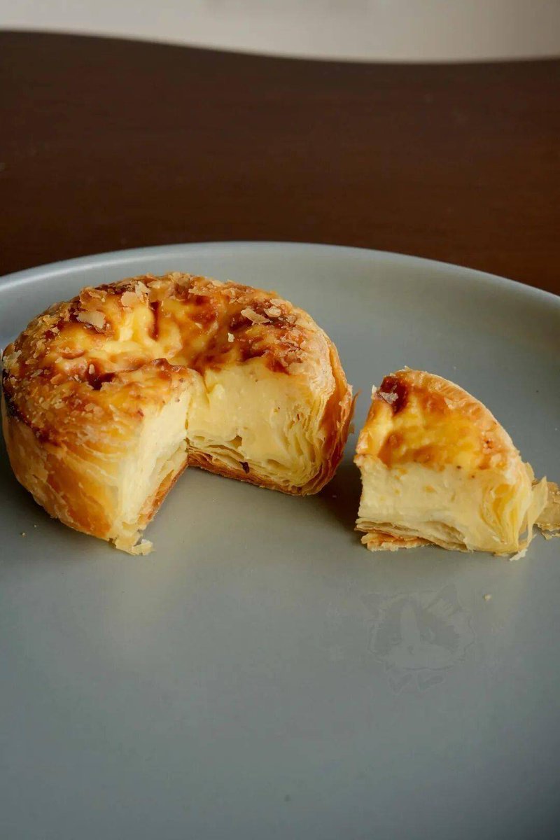 ChaehyunHan's tweet photo. Just pulled a warm, buttery croissant fresh from the oven—flaky layers that make every bite feel like a little weekend win ， https://t.co/ur719A6tt3