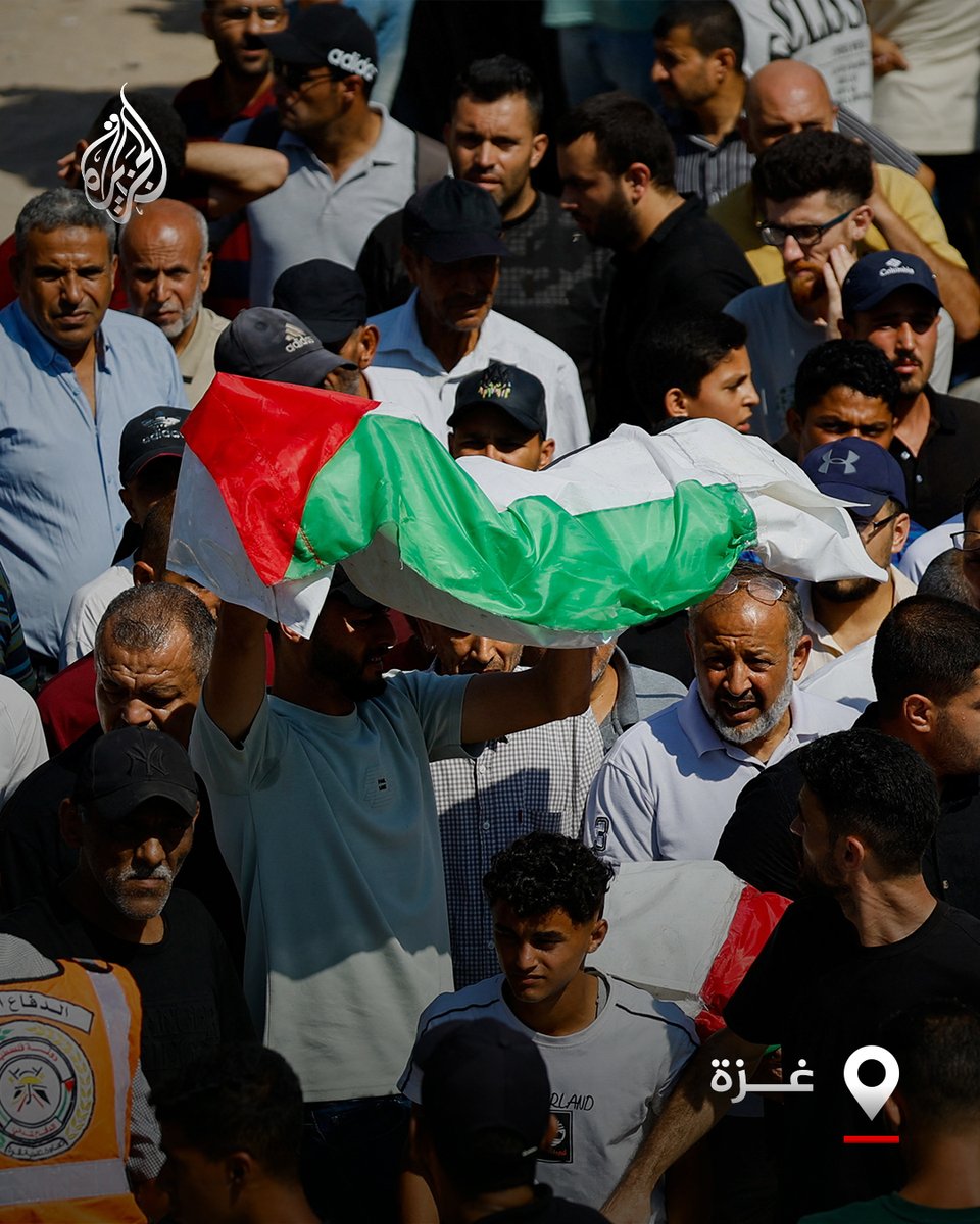 AJArabic's tweet photo. مراسم تشييع جثامين 50 شهيدا فلسطينيا من داخل مجمع الشفاء الطبي بمدينة غزة، بعد انتشالهم من تحت أنقاض منازل دمرها الاحتلال الإسرائيلي خلال الحرب على القطاع

#ألبوم https://t.co/BUjEWng7c6