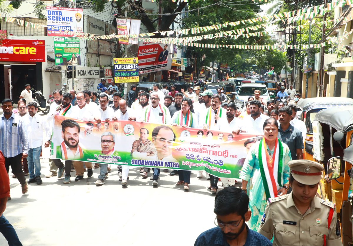 KotaNeelima's tweet photo. Bharat Ratna Shri #RajivGandhi lives forever in the hearts of people.🙏🏼
A Sadbhavana march was held today in Sanathnagar constituency. Participated by Secunderabad DCC president Shri Deepak John, all Division Presidents, constituency departments, citizens and youth. #SadbhavanaDiwas #Hyderabad
@RahulGandhi @priyankagandhi