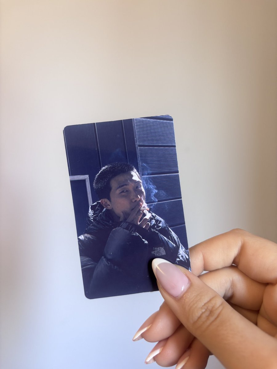 cycomy's tweet photo. estou completamente apaixonada no meu photocard incentivando o fumo 

@aurorakstudio arrasa!!!💌 https://t.co/g9K0HG9PCi