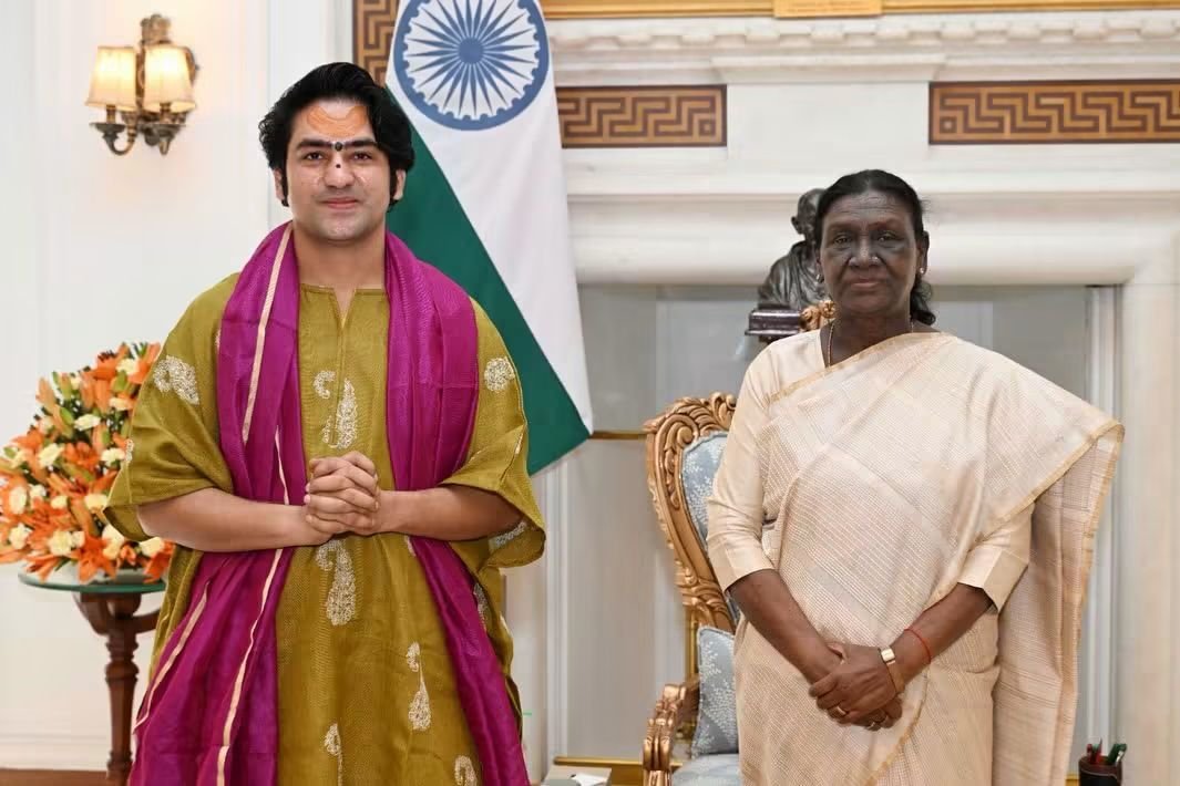bageshwardham's tweet photo. भारत की प्रथम नागरिक राष्ट्रपति माननीया द्रौपदी मुर्मू के संग पूज्य सरकार की आत्मीय भेट…दिल्ली के राष्ट्रपति भवन में आयोजित इस भेंटवार्ता के दौरान पूज्य सरकार द्वारा भारत की माननीया राष्ट्रपति जी को आगामी दिनों में प्रारंभ किए जा रहे राष्ट्रव्यापी युवा जागरण अभियान की जानकारी से अवगत करवाया और इस अवसर पर पूज्य सरकार ने बताया की भारत की gen-z भारत की शक्ति है इस शक्ति को भारत के निर्माण में लगाने के लिए वो माइंड सेट लाइफ सेट अभियान शुरू कर रहे है…इस अभियान के लिए राष्ट्रपति जी ने शुभकामना दी…