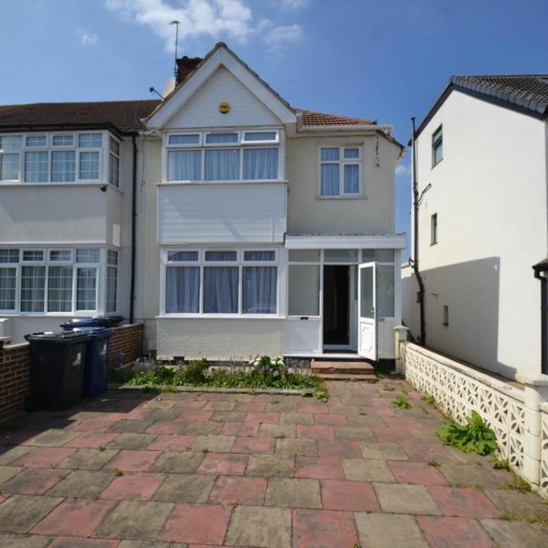 W13Alpha's tweet photo. New Property To Let
3 Bed House in Greenford
To Let 3 Bed Semi-detached House £2,300 pcm

🏡 Stunning 3-bedroom semi-detached house in prime Greenford  
✨ Immaculately presented spacious interiors with modern kitchen  
🌿 Private garden plus... https://t.co/fqRoRVVAVJ