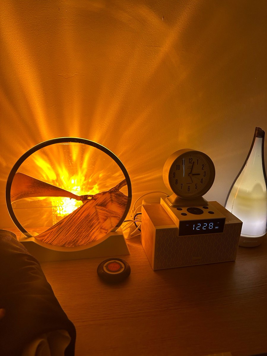 imkaked's tweet photo. Adjusting your sleep schedule Start small! 15 mins earlier bed + wake-up = better energy + focus throughout the day. Consistency beats perfection https://t.co/DeBJUA7RIH