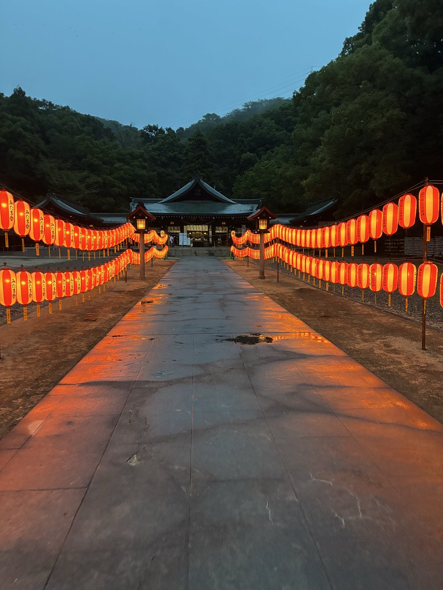 K6ytZ1's tweet photo. 8月16日、御霊祭りに参列してきました。

私たちが今こうして平和な日々を過ごせているのは、
この国のため、そして大切な人たちのために
命を懸けてくださった英霊の皆様がいたからこそ。

御霊祭りで改めて手を合わせ、
これまで日本を守ってくださったことへの感謝と、
「これからの日本を、私たちの世代もしっかり守っていく」
そんな決意を新たにしました。

日本の歴史を振り返ることは、
過去を懐かしむためだけではなく、
これからどんな日本を次の世代に残していくのかを考えることだと思っています。

そんな想いにもつながる、今回の
【月曜から政治家女子のゆる本音】では、

なんと、滋賀縣護國神社の
山本大司宮司をスペシャルゲストにお迎えします！

護國神社とは何なのか。
そこに祀られている英霊とは。
そして、これからの日本をどう考えていけばいいのか。

歴史・現状・これからについて、
ゆるっと、でも本音でお話しします。

📣 8月24日（月）21:00〜
Instagram LIVE

北野ゆうこさんと一緒にお届けします☺️

「護國神社って、実はよく知らない」
「日本の歴史について、もっと知りたい」
そんな方にも、ぜひ見ていただきたいライブです。

当日はぜひ、一緒にお話しましょう✨

#ひろもりしほ
#御霊祭り
#護國神社
#日本の歴史
#インスタライブ