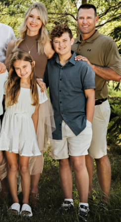 JavierMora70883's tweet photo. Picture with the fammmm we so cute 
Like it upppp😜😜😜😜😜😜😜 https://t.co/lRu3aiIQGL