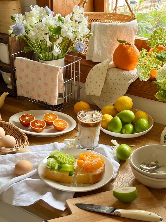 Leon02298736's tweet photo. Got my weekend fresh produce haul! Crisp local apples, juicy tomatoes and fluffy whole grain bread to whip up cozy meals for the whole fam https://t.co/9TQsiohrmZ