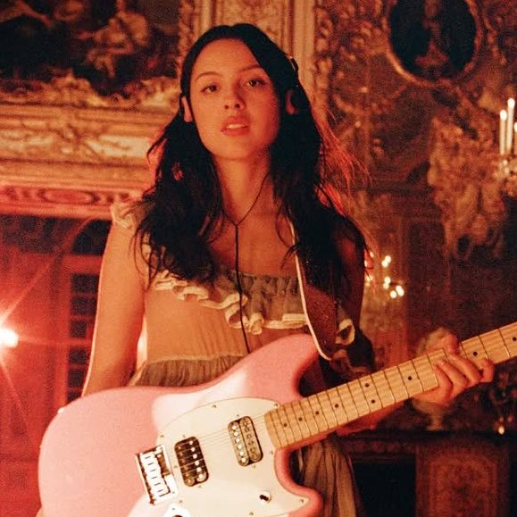chartlivie's tweet photo. Olivia Rodrigo’s “drop dead” reaches #1 on today’s US Pop Radio (Mediabase) rolling chart.

The song is currently projected to become her fourth #1 at the format, should it maintain its position through Sunday. https://t.co/6zzgnKKASp